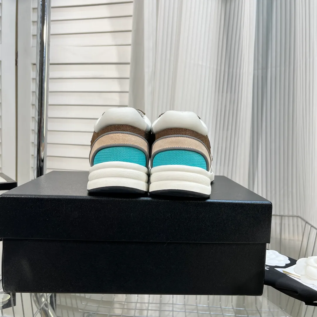 👟👟Ex-factory price 560👟👟 Chanel Chanel - 2022 counter top casual sports shoes This classic design; the upper is electro-embroidered with a variety of techniques; the outsole is fashionable and sporty; it is unusual to incorporate a variety of color matching elements... The diversified mix and match is very good-looking and versatile, casual, fashionable, sports and outdoor can be taken into account... ꫛꫀꪝ Go➫ Material: ❶Upper is made of: Original imported high mercerized smooth cow suede + electric embroidery technology + imported breathable mesh ❷Inner use: original imported breathable mesh ❸Outsole based on: original TPU combination outsole Counter boutique packaging complete set for women 35–42 men 38–46